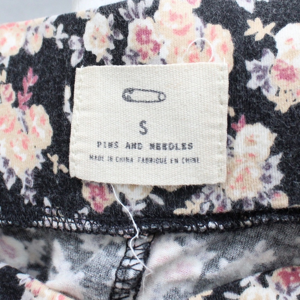 Urban Outfitters Pins & Needles Black Pink Floral Print Skater Skirt Size Small - Picture 3 of 7